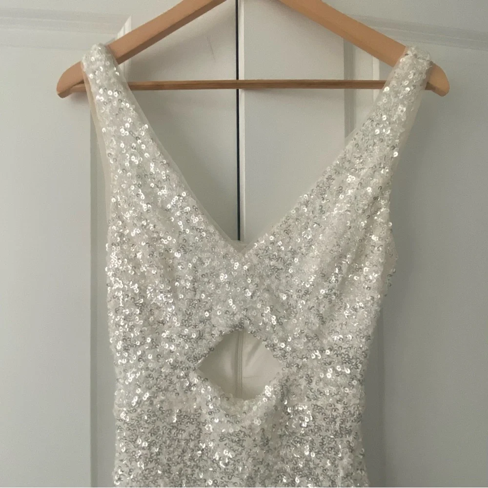 Betsy Adam V-Neck Cutout-Detail Sequinned IvorySilver 4 - Picture 6 of 16